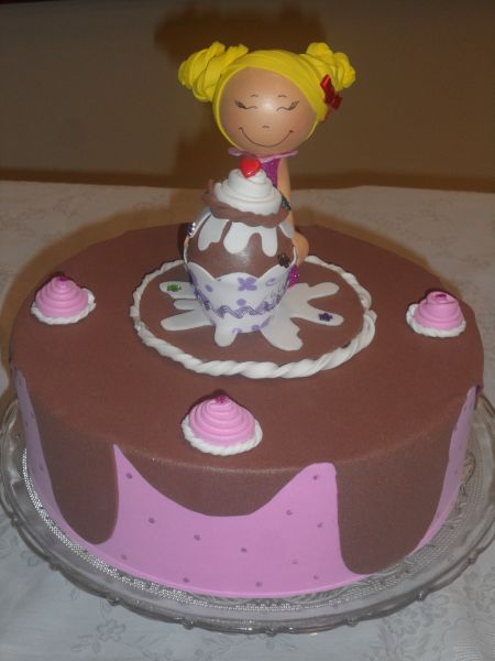 Bolo Cenográfico Menina Cupcake ( Aluguel )